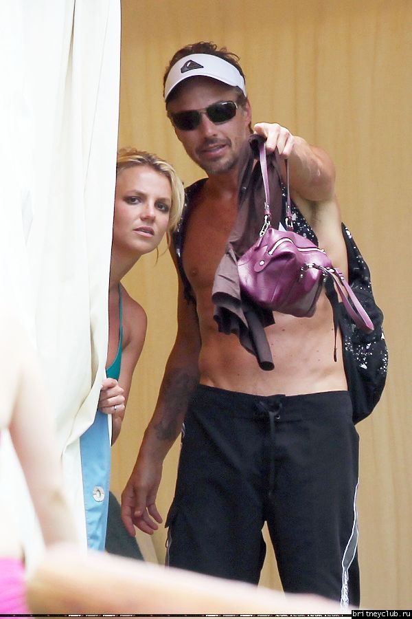 Бритни и Джейсон отдыхают в отеле006.jpg(Бритни Спирс, Britney Spears)