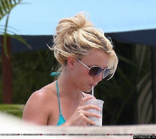 Бритни и Джейсон отдыхают в отеле094.jpg(Бритни Спирс, Britney Spears)