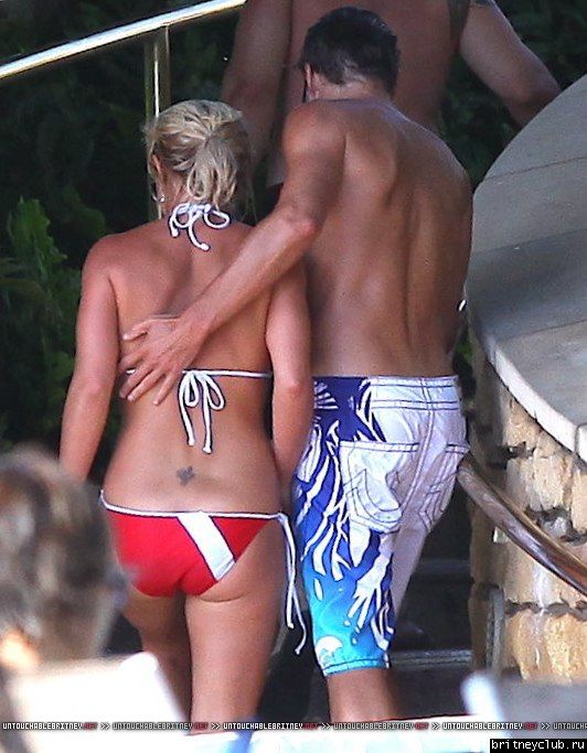 Бритни и Джейсон отдыхают у бассеина в Мауи 04.jpg(Бритни Спирс, Britney Spears)