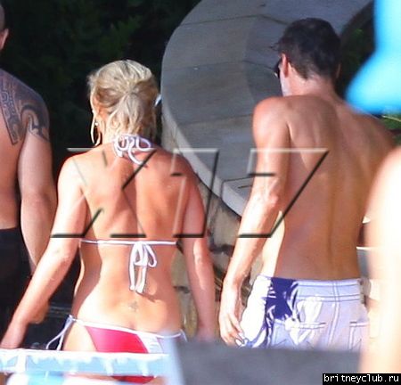 Бритни и Джейсон отдыхают у бассеина в Мауи 05.jpg(Бритни Спирс, Britney Spears)