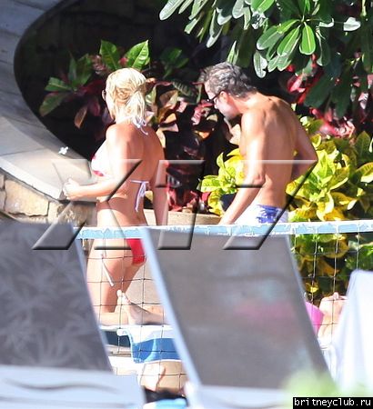 Бритни и Джейсон отдыхают у бассеина в Мауи 07.jpg(Бритни Спирс, Britney Spears)