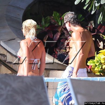 Бритни и Джейсон отдыхают у бассеина в Мауи 09.jpg(Бритни Спирс, Britney Spears)