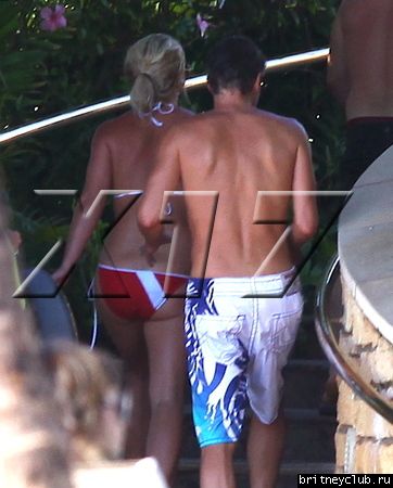 Бритни и Джейсон отдыхают у бассеина в Мауи 12.jpg(Бритни Спирс, Britney Spears)