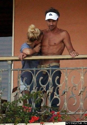 Бритни и Джейсон на балконе в отеле Oceanfront Resort03.jpg(Бритни Спирс, Britney Spears)