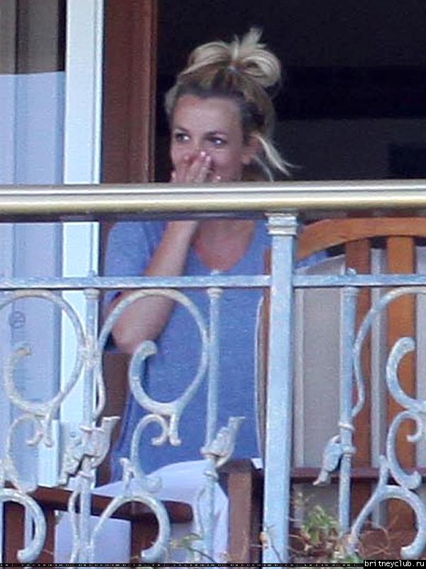 Бритни и Джейсон на балконе в отеле Oceanfront Resort05.jpg(Бритни Спирс, Britney Spears)