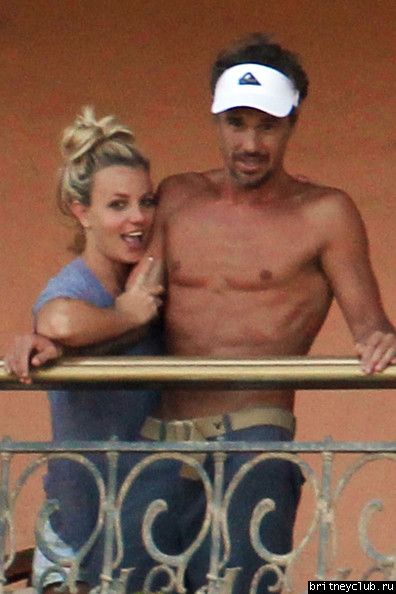 Бритни и Джейсон на балконе в отеле Oceanfront Resort06.jpg(Бритни Спирс, Britney Spears)
