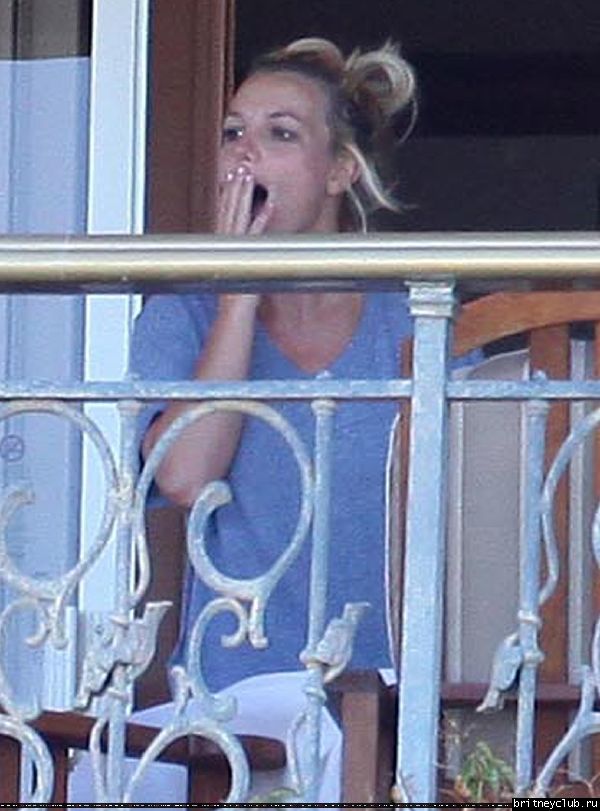 Бритни и Джейсон на балконе в отеле Oceanfront Resort15.jpg(Бритни Спирс, Britney Spears)