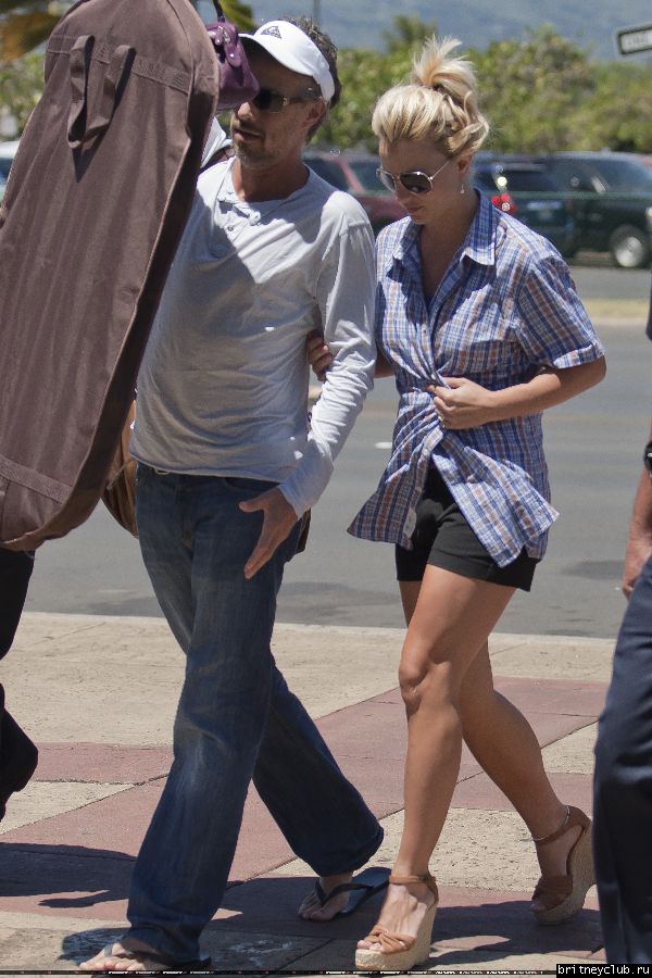 Бритни и Джейсон в гавайском аэропорту06.jpg(Бритни Спирс, Britney Spears)