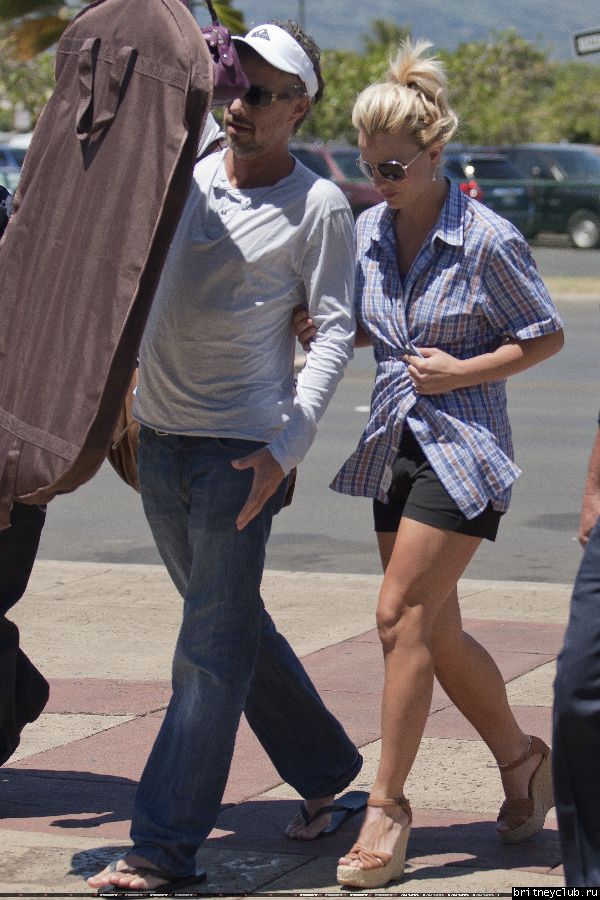 Бритни и Джейсон в гавайском аэропорту10.jpg(Бритни Спирс, Britney Spears)