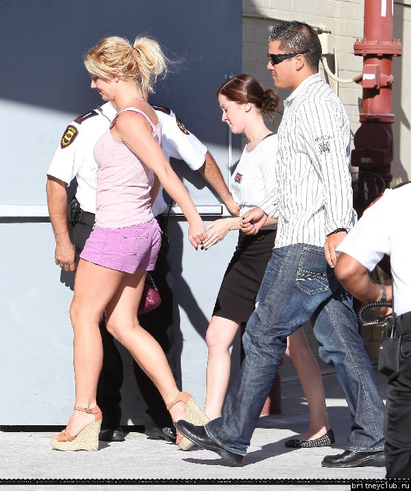 Бритни с детьми в Вудленд-Хиллз14.jpg(Бритни Спирс, Britney Spears)