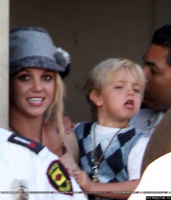 Бритни с детьми в Вудленд-Хиллз24.jpg(Бритни Спирс, Britney Spears)