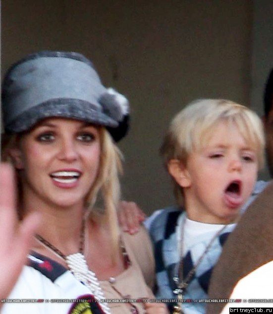 Бритни с детьми в Вудленд-Хиллз25.jpg(Бритни Спирс, Britney Spears)