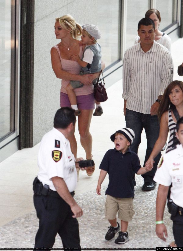 Бритни с детьми в Вудленд-Хиллз42.jpg(Бритни Спирс, Britney Spears)