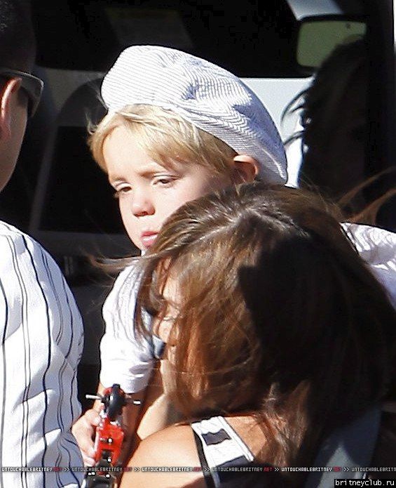 Бритни с детьми в Вудленд-Хиллз57.jpg(Бритни Спирс, Britney Spears)