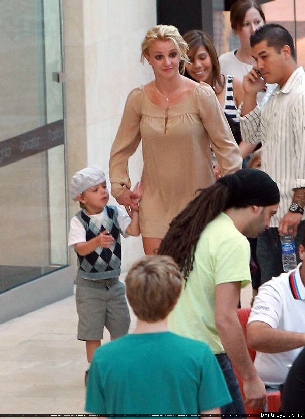 Бритни с детьми в Вудленд-Хиллз59.jpg(Бритни Спирс, Britney Spears)