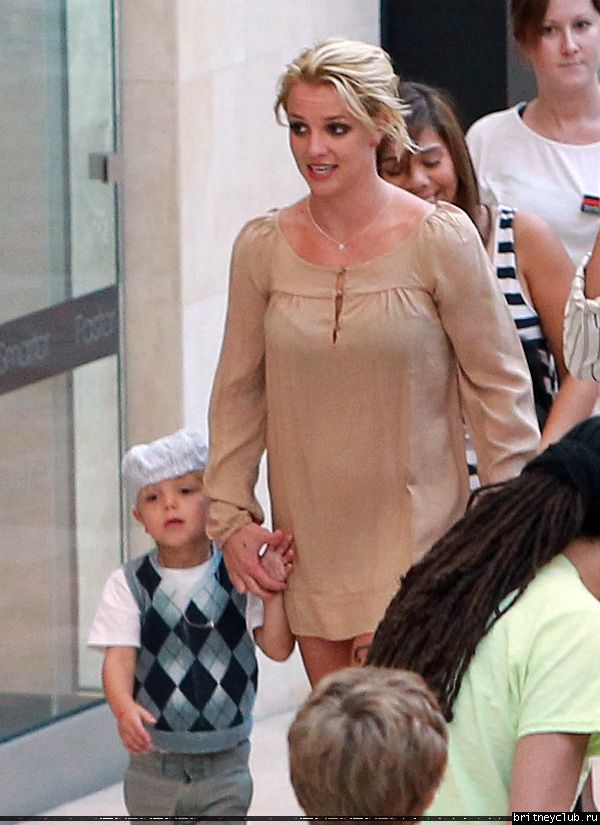 Бритни с детьми в Вудленд-Хиллз60.jpg(Бритни Спирс, Britney Spears)