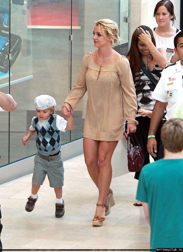 Бритни с детьми в Вудленд-Хиллз61.jpg(Бритни Спирс, Britney Spears)