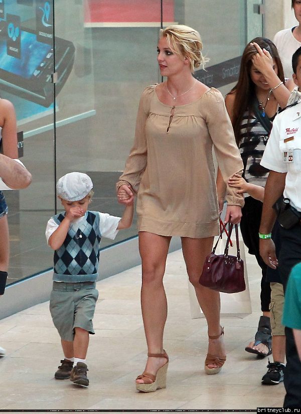 Бритни с детьми в Вудленд-Хиллз62.jpg(Бритни Спирс, Britney Spears)