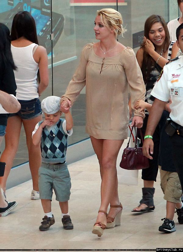 Бритни с детьми в Вудленд-Хиллз63.jpg(Бритни Спирс, Britney Spears)