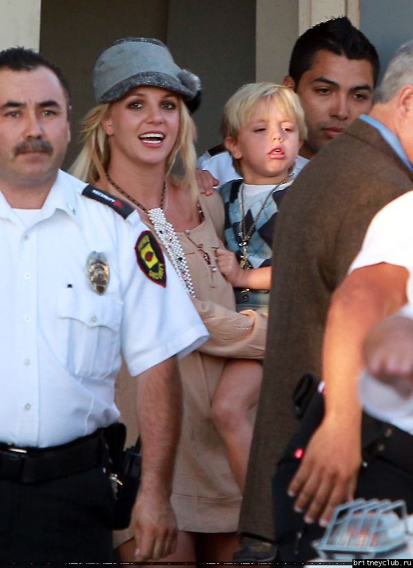 Бритни с детьми в Вудленд-Хиллз65.jpg(Бритни Спирс, Britney Spears)