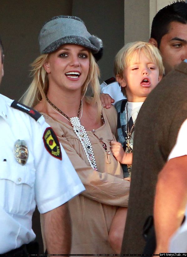 Бритни с детьми в Вудленд-Хиллз66.jpg(Бритни Спирс, Britney Spears)