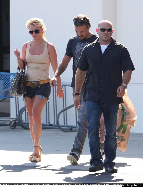 Бритни и Джейсон в Калабасасе78.jpg(Бритни Спирс, Britney Spears)