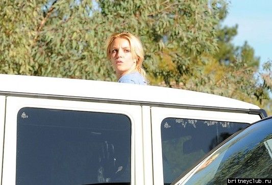 Бритни выглядывает из машины2.jpg(Бритни Спирс, Britney Spears)