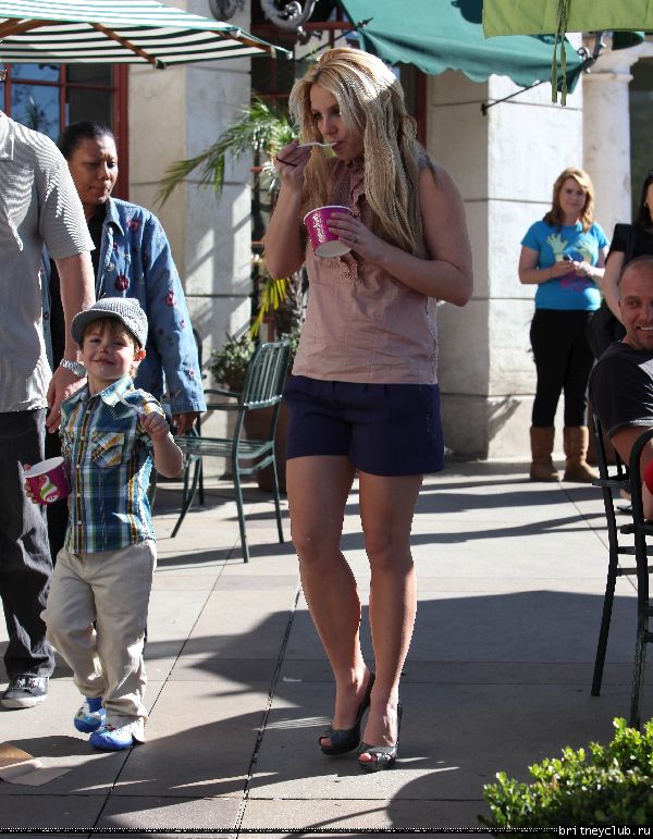 Бритни с сыном гуляет в Голливуде01.jpg(Бритни Спирс, Britney Spears)