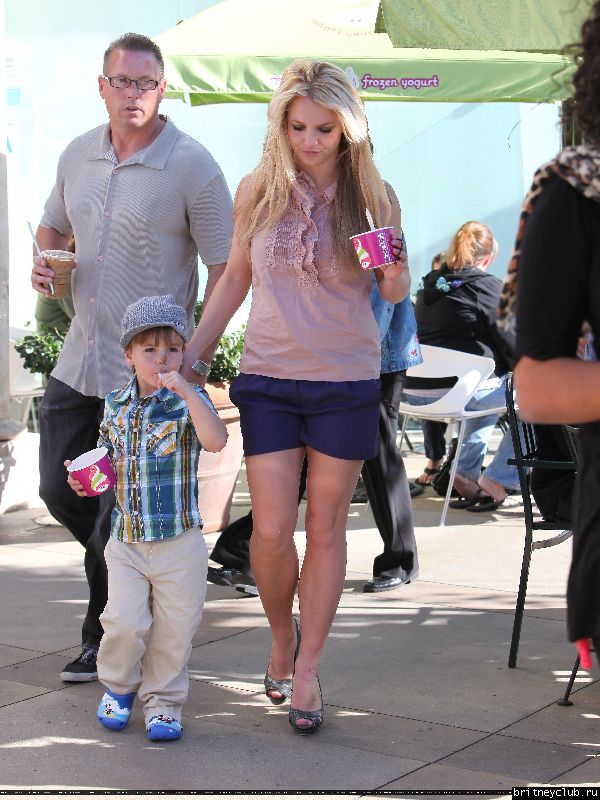 Бритни с сыном гуляет в Голливуде03.jpg(Бритни Спирс, Britney Spears)
