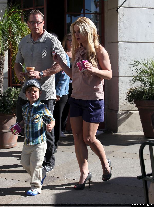 Бритни с сыном гуляет в Голливуде05.jpg(Бритни Спирс, Britney Spears)