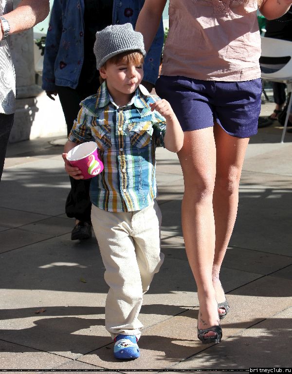 Бритни с сыном гуляет в Голливуде07.jpg(Бритни Спирс, Britney Spears)