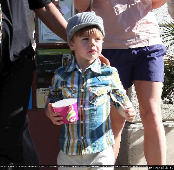 Бритни с сыном гуляет в Голливуде08.jpg(Бритни Спирс, Britney Spears)