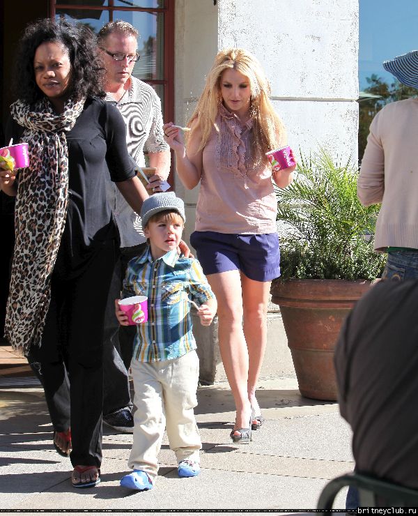 Бритни с сыном гуляет в Голливуде11.jpg(Бритни Спирс, Britney Spears)