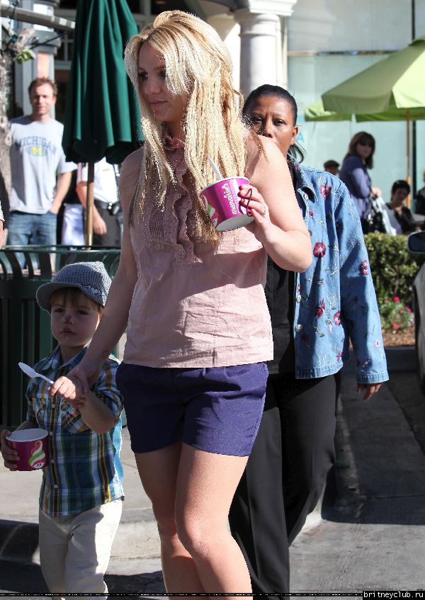 Бритни с сыном гуляет в Голливуде13.jpg(Бритни Спирс, Britney Spears)