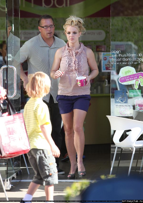 Бритни с сыном гуляет в Голливуде37.jpg(Бритни Спирс, Britney Spears)