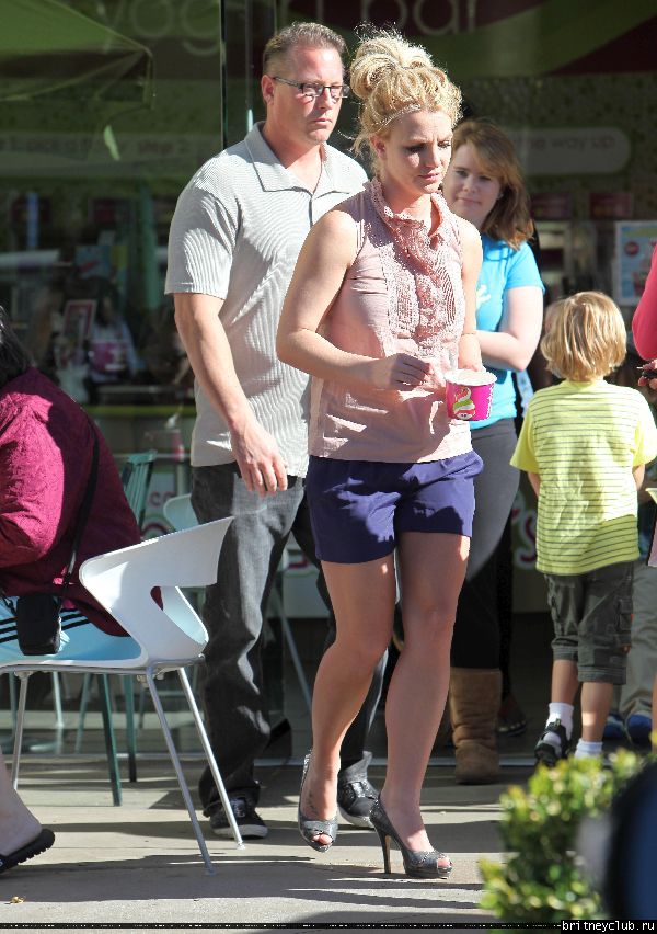 Бритни с сыном гуляет в Голливуде39.jpg(Бритни Спирс, Britney Spears)
