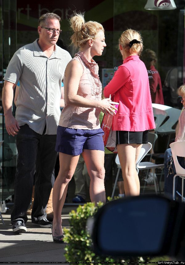 Бритни с сыном гуляет в Голливуде40.jpg(Бритни Спирс, Britney Spears)