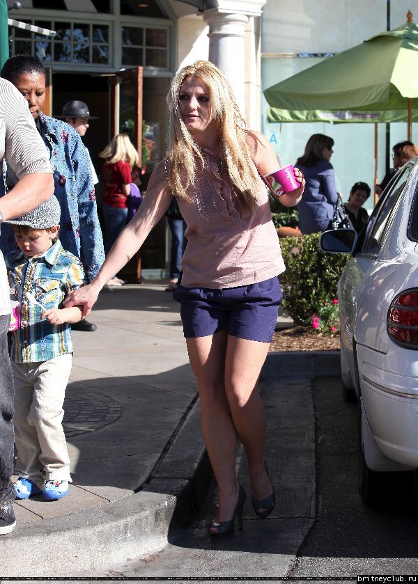 Бритни с сыном гуляет в Голливуде43.jpg(Бритни Спирс, Britney Spears)