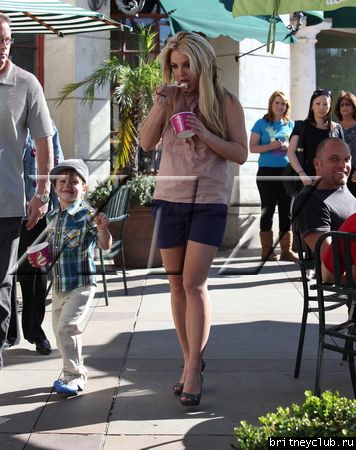 Бритни с сыном гуляет в Голливуде44.jpg(Бритни Спирс, Britney Spears)