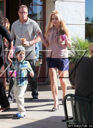 Бритни с сыном гуляет в Голливуде47.jpg(Бритни Спирс, Britney Spears)