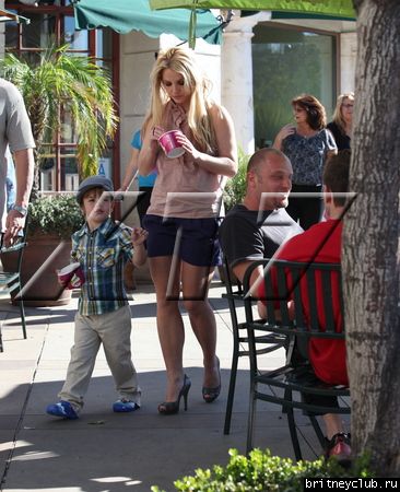 Бритни с сыном гуляет в Голливуде48.jpg(Бритни Спирс, Britney Spears)