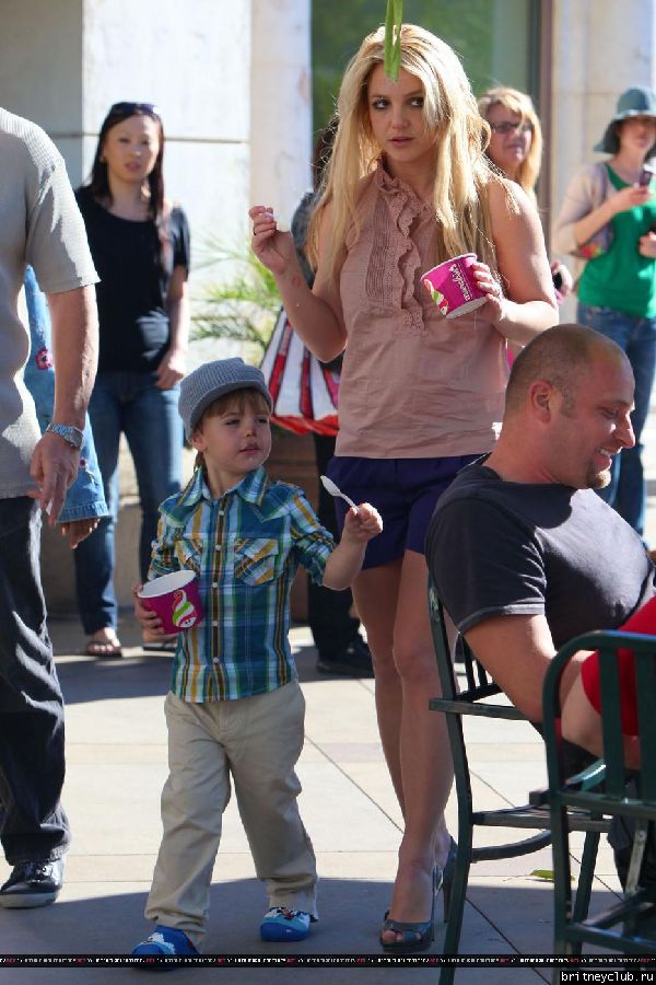 Бритни с сыном гуляет в Голливуде58.jpg(Бритни Спирс, Britney Spears)