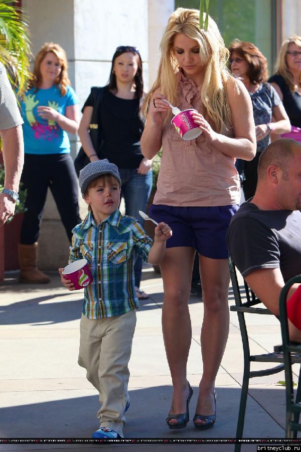 Бритни с сыном гуляет в Голливуде59.jpg(Бритни Спирс, Britney Spears)
