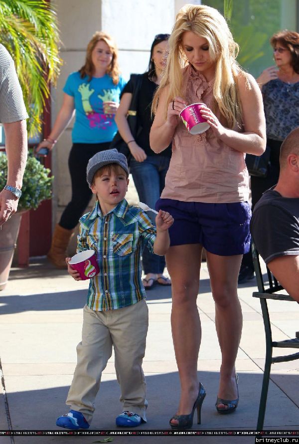 Бритни с сыном гуляет в Голливуде60.jpg(Бритни Спирс, Britney Spears)