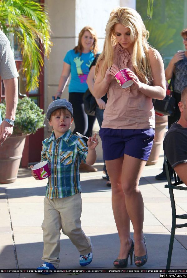 Бритни с сыном гуляет в Голливуде61.jpg(Бритни Спирс, Britney Spears)