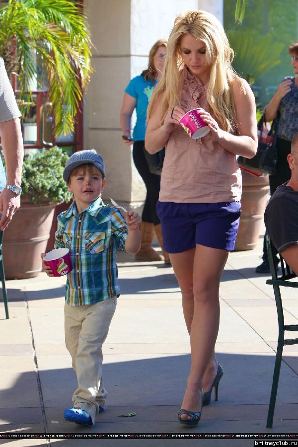 Бритни с сыном гуляет в Голливуде62.jpg(Бритни Спирс, Britney Spears)