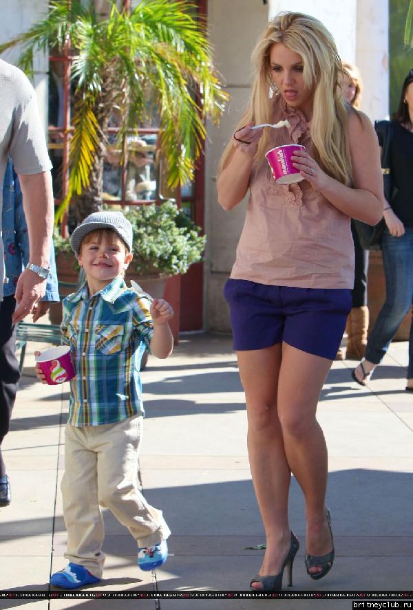 Бритни с сыном гуляет в Голливуде68.jpg(Бритни Спирс, Britney Spears)