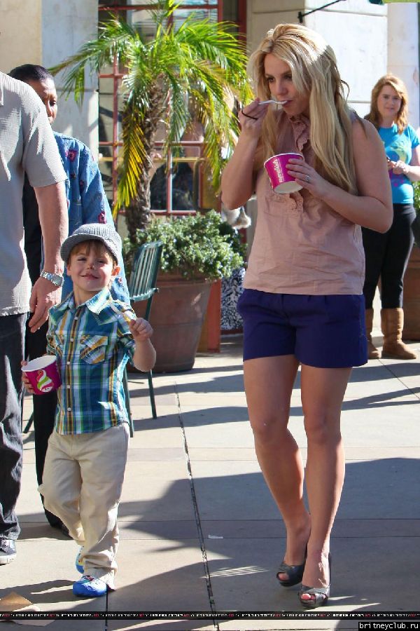 Бритни с сыном гуляет в Голливуде70.jpg(Бритни Спирс, Britney Spears)