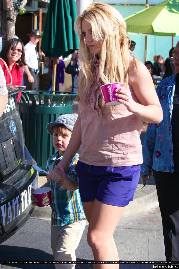 Бритни с сыном гуляет в Голливуде71.jpg(Бритни Спирс, Britney Spears)