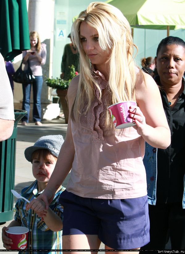 Бритни с сыном гуляет в Голливуде81.jpg(Бритни Спирс, Britney Spears)